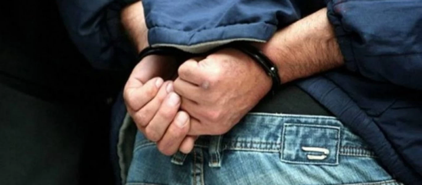 Χειροπέδες στον Αλβανό που «άδειαζε» μαγαζιά στην Αθήνα